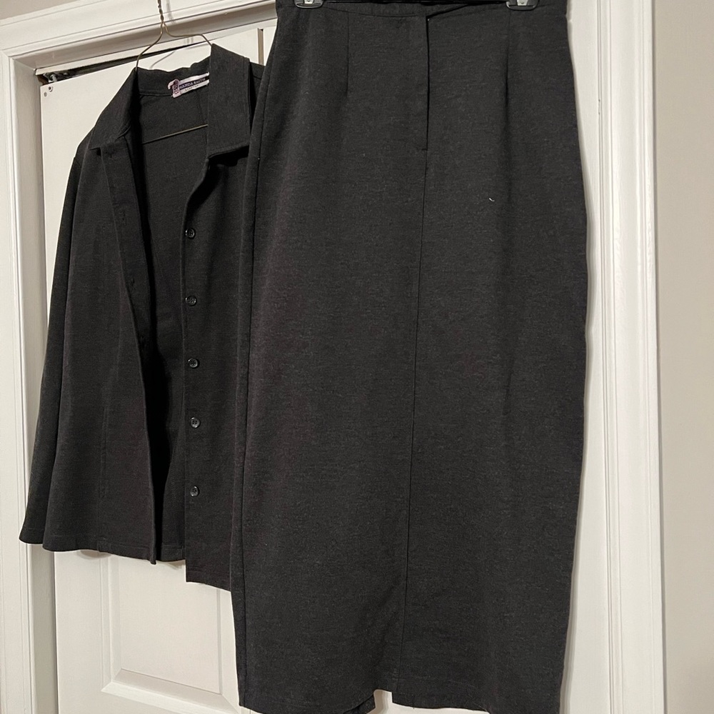 Two piece skirt suit - Picture 3 of 3